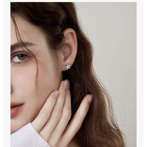 BEAUTIFUL SMALL STAR STUD EARRINGS MULTICOLORED RHINESTONES XMAS GIFT W/GIFT BOX - Picture 2 of 5